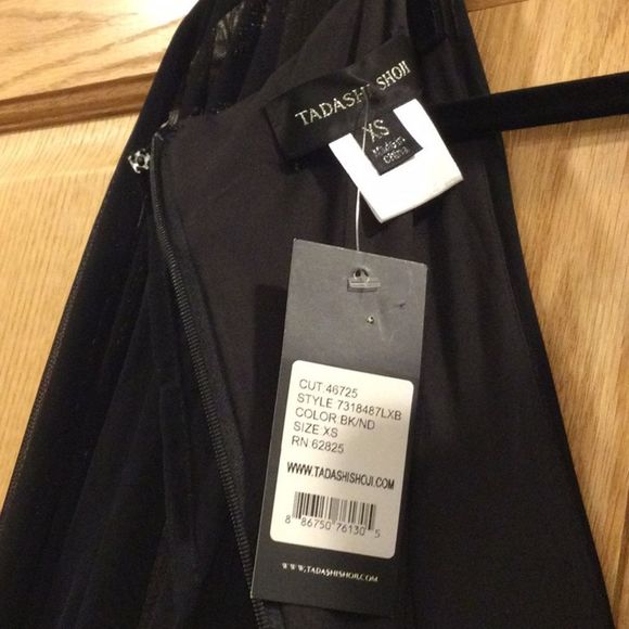 Tadashi Shoji Long Sleeve Ruched Gown - Picture 15 of 15